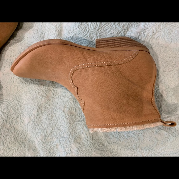 dolce vita unity fray booties